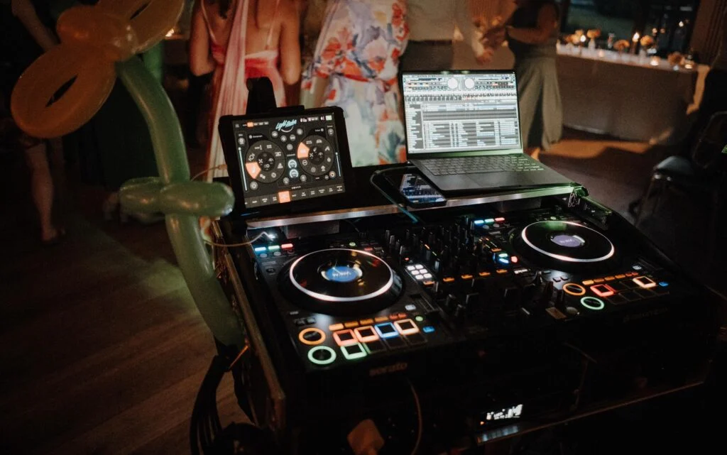 DJ
