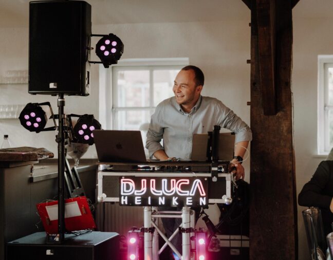 DJ Luca Heinken aus Bremen für Hochzeiten, Firmenevents und öffentliche Veranstaltungen.